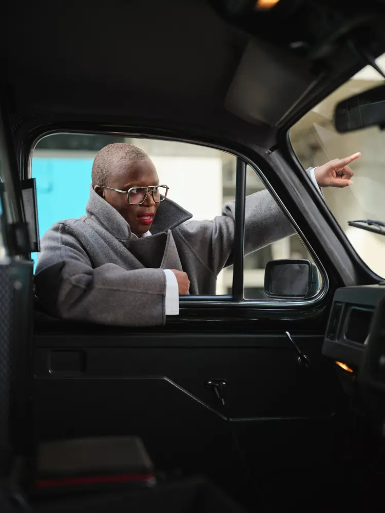 Campagne Cutler and Gross automne-hiver 2026, portrait à la vitre d'un taxi londonien