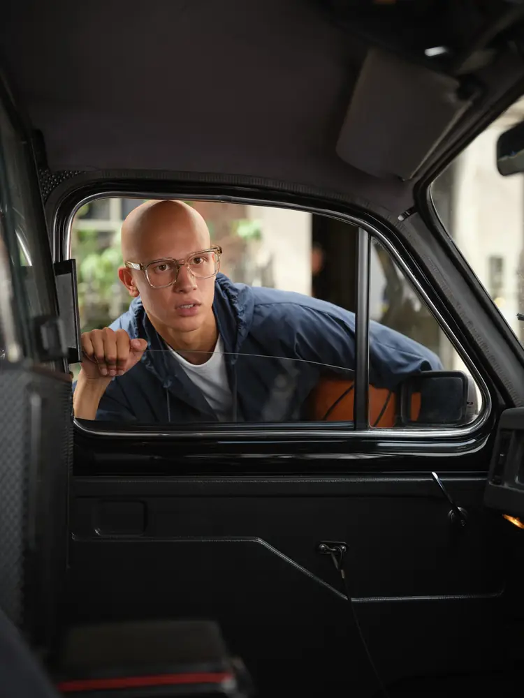 Campagne Cutler and Gross automne-hiver 2026, portrait à la vitre d'un taxi londonien