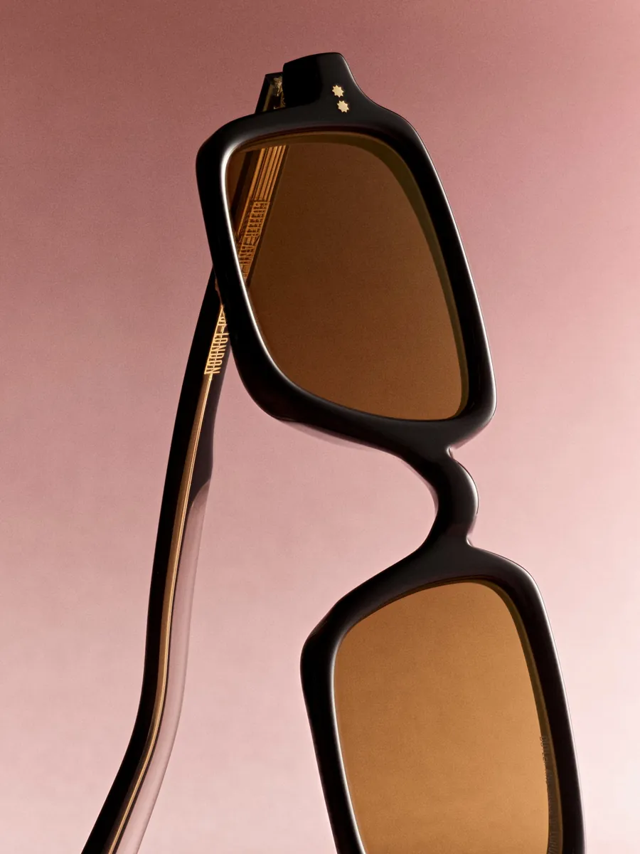 Cutler and Gross, écaille noire, fond rose