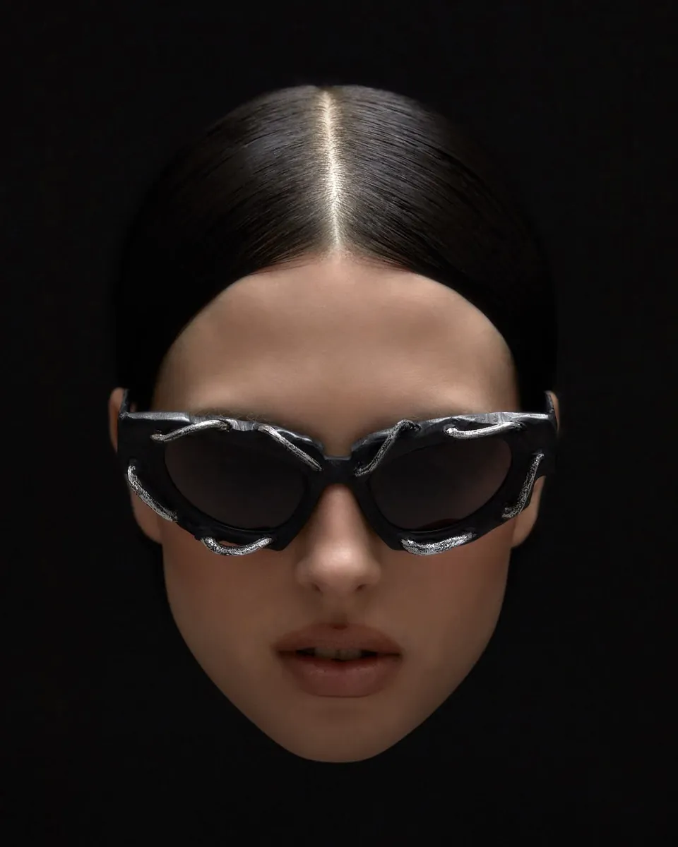 Kuboraum, un masque sculpté porté comme une lunette