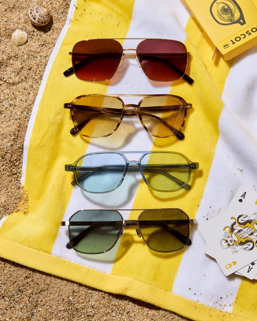 Moscot, sur la serviette rayée